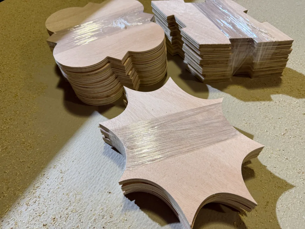 houten kunstwerk onderdelen, houten vormen op maat, creatieve vormen, vrije vormen van hout, decoratieve vormen hout op maat