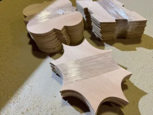 houten kunstwerk onderdelen, houten vormen op maat, creatieve vormen, vrije vormen van hout, decoratieve vormen hout op maat