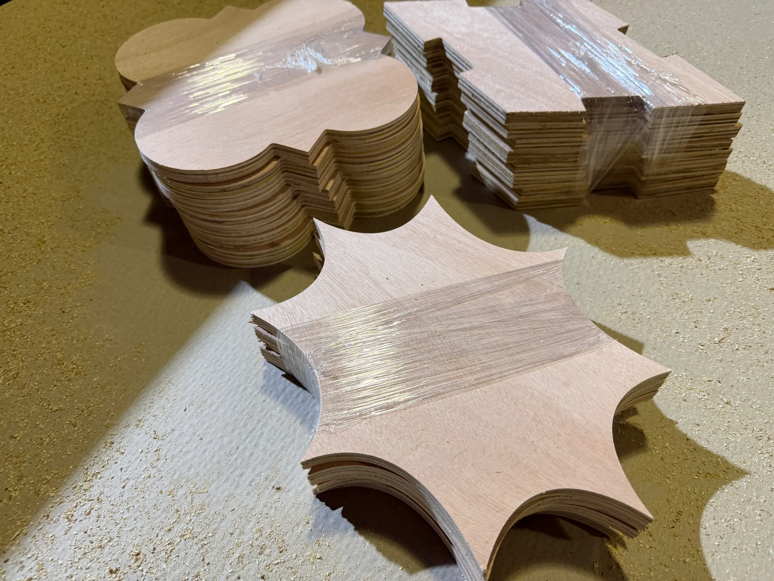 houten kunstwerk onderdelen, houten vormen op maat, creatieve vormen, vrije vormen van hout, decoratieve vormen hout op maat