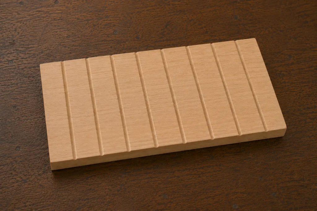 Voorbeeld Van Een Houten Plankje Waar De Groeven In Het Materiaal Zijn Gefreesd Om De Spanning Uit Het Hout Te Halen