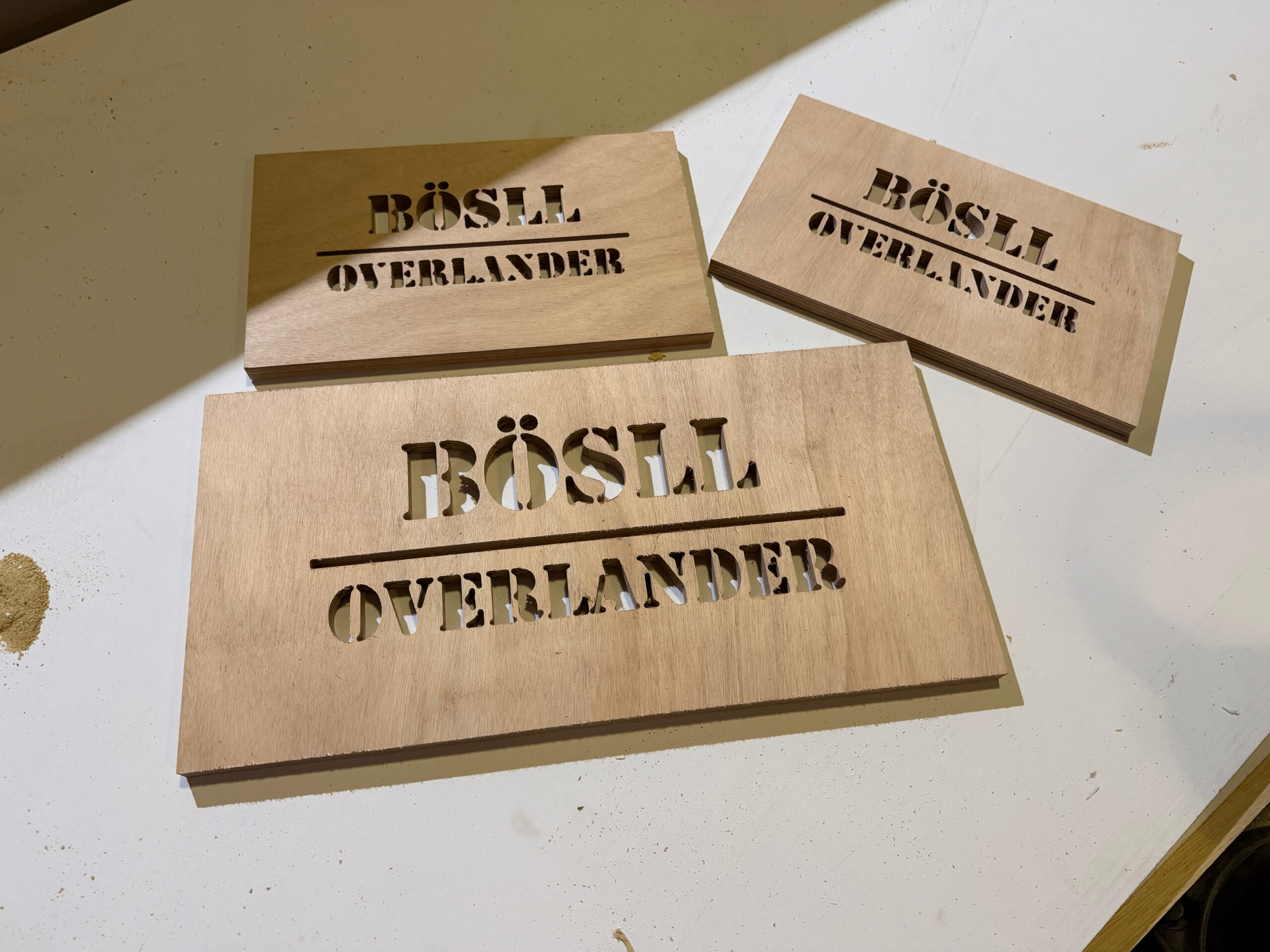 Houten Naamborden Voor Overlander Camper Voertuig Op Maat Gemaakt Van Hardhouten Multiplex Voor Unieke Signing Door De Firma Cnc In Utrecht