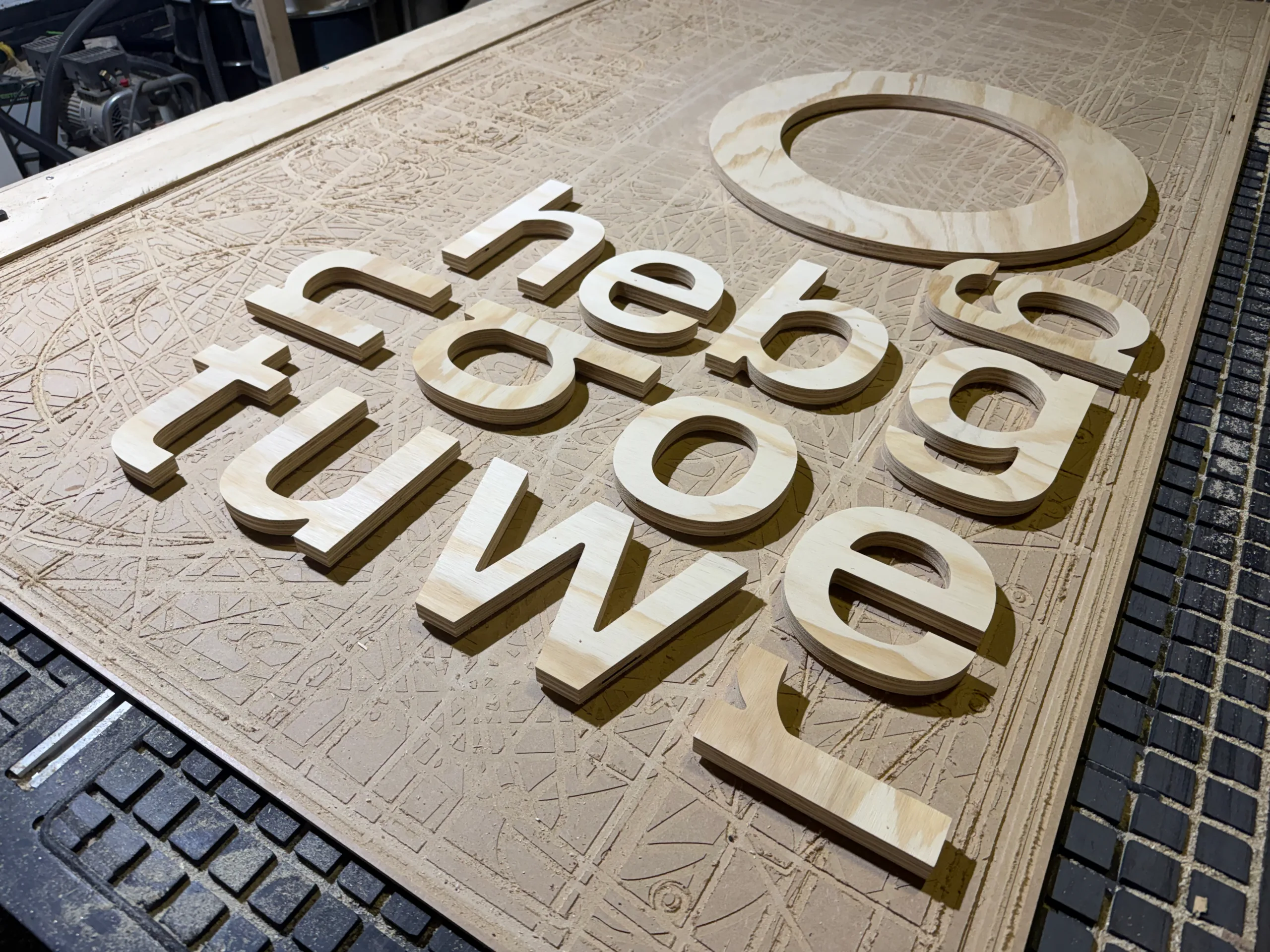 Zwevende Houten Letters op Maat