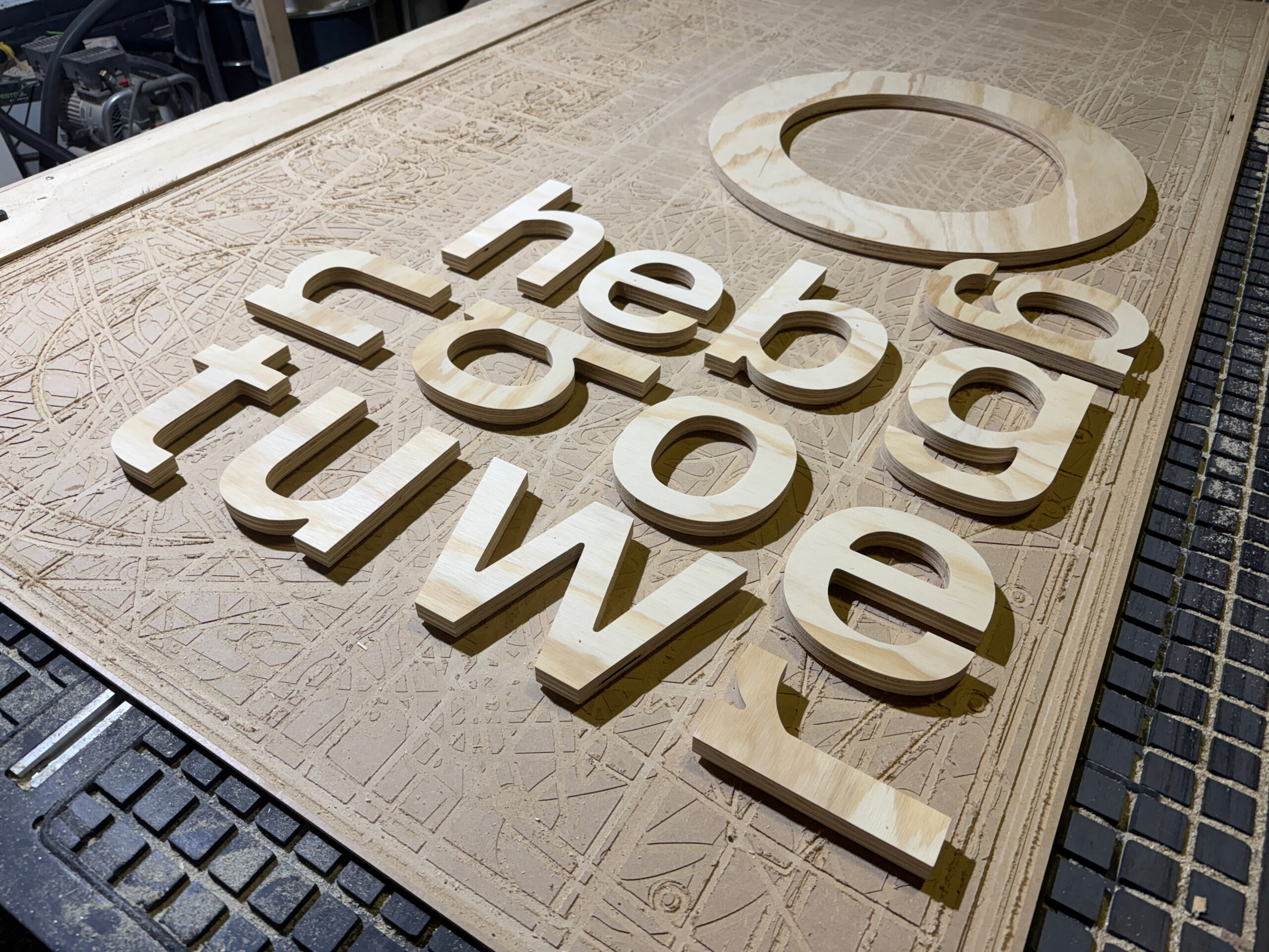 Houten Letters Op Maat Zwevend Van Achterwand Los Gemaakt Door De Firma Cnc In Utrecht