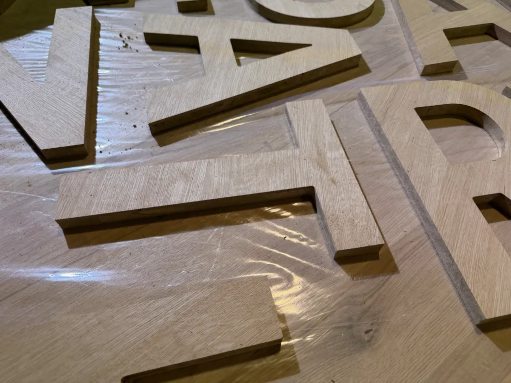 Houten Letters Van Eiken Drielagenplaat Op Maat Gemaakt Naar Wens Van De Klant Eigen Ontwerp Formaat En Houtkeuze De Firma Cnc Utrecht