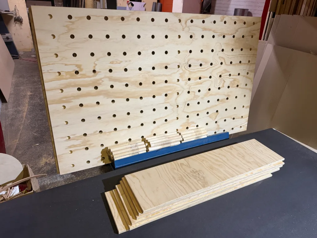 Pegboard Winkel Wand Met Custom Accessories Voor Een Kleding Winkel Een Compleet Pakket Voor Een Modern Natuurlijk Interieur Gemaakt Door De Firma Cnc In Utrecht