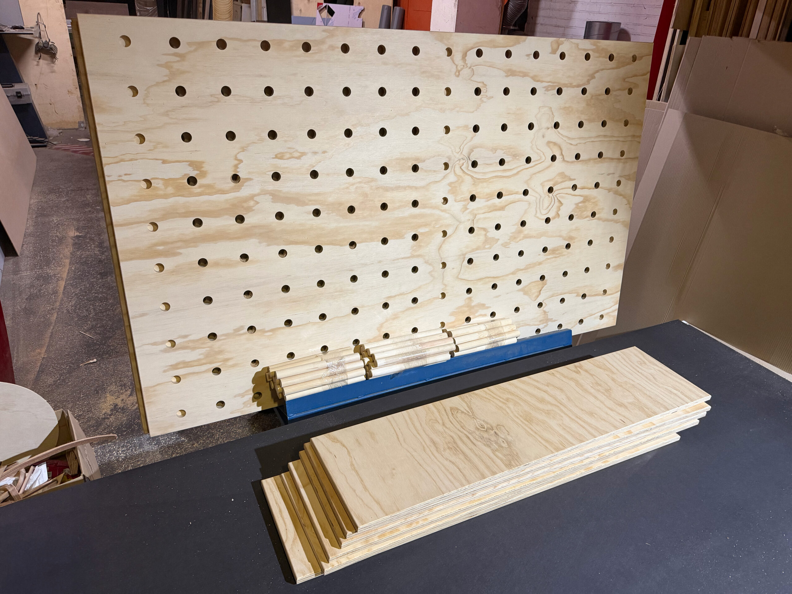 Pegboard Winkel Wand Met Custom Accessories Voor Een Kleding Winkel Een Compleet Pakket Voor Een Modern Natuurlijk Interieur Gemaakt Door De Firma Cnc In Utrecht