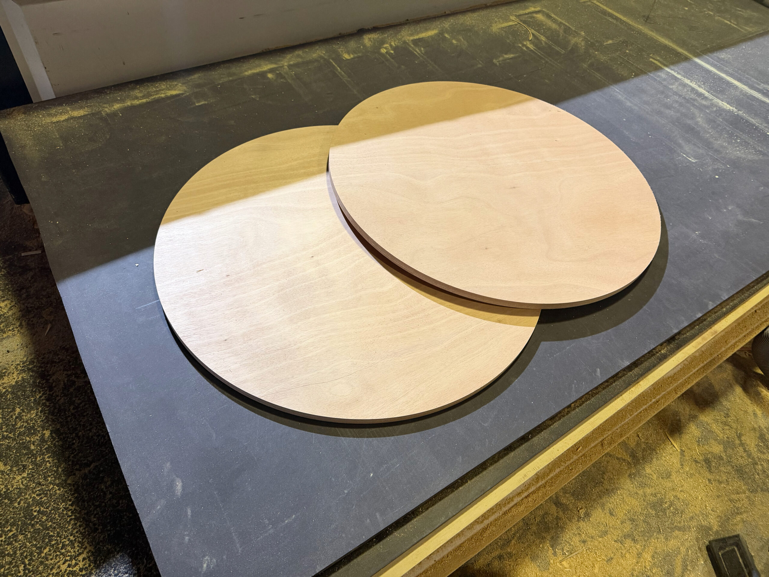 Ronde Houten Tafelbladen Op Maat Voor Een Cafe Of Terras Elke Houtsoort Mogelijk Gefreesd Door De Firma Cnc In Utrecht