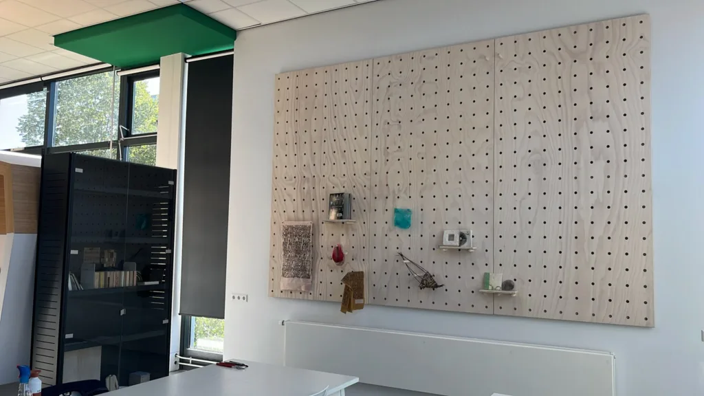 Witte Pegboard Display Wand Op Maat Licht Houten Design Wandkast Gemaakt Door De Firma Cnc In Utrecht