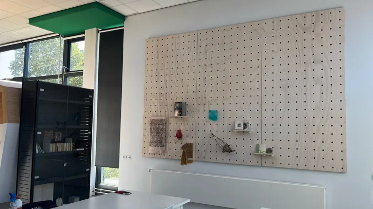 Witte Pegboard Display Wand Op Maat Licht Houten Design Wandkast Gemaakt Door De Firma Cnc In Utrecht