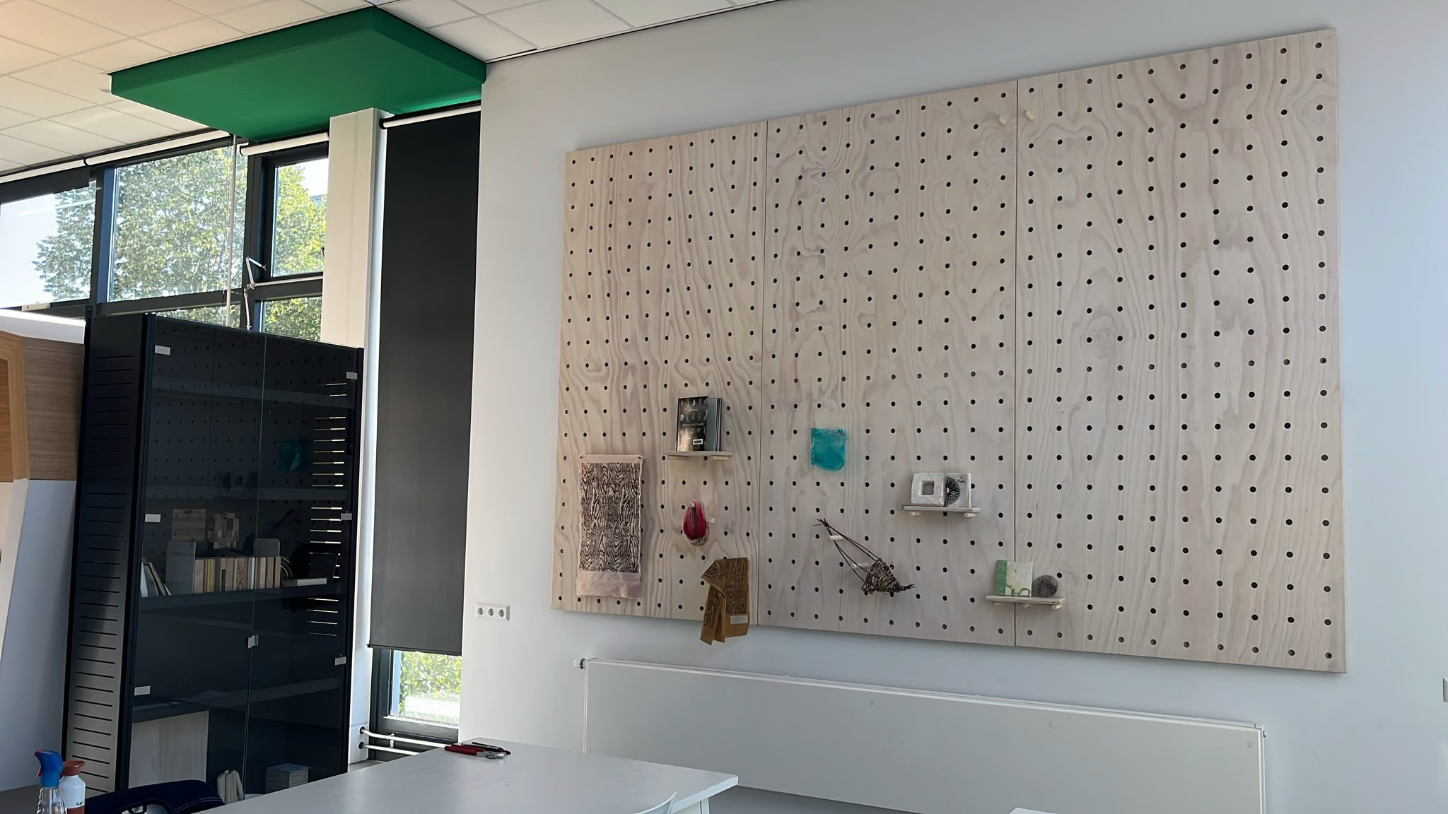 Witte Pegboard Display Wand Op Maat Licht Houten Design Wandkast Gemaakt Door De Firma Cnc In Utrecht