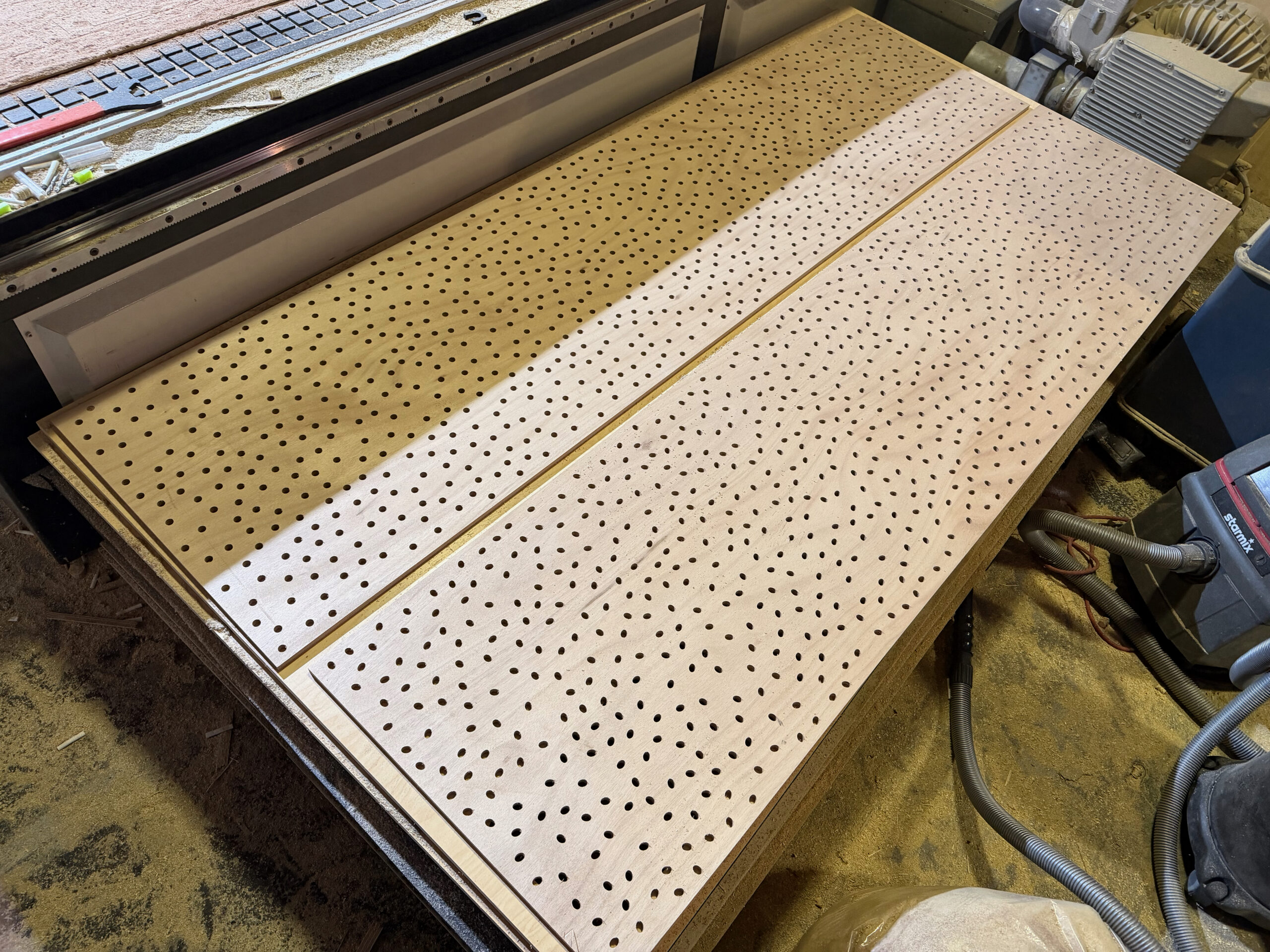 Akoestiesche Panelen Van Hardhout Op Maat Met Random Patroon Gemaakt Door De Firma Cnc In Utrecht