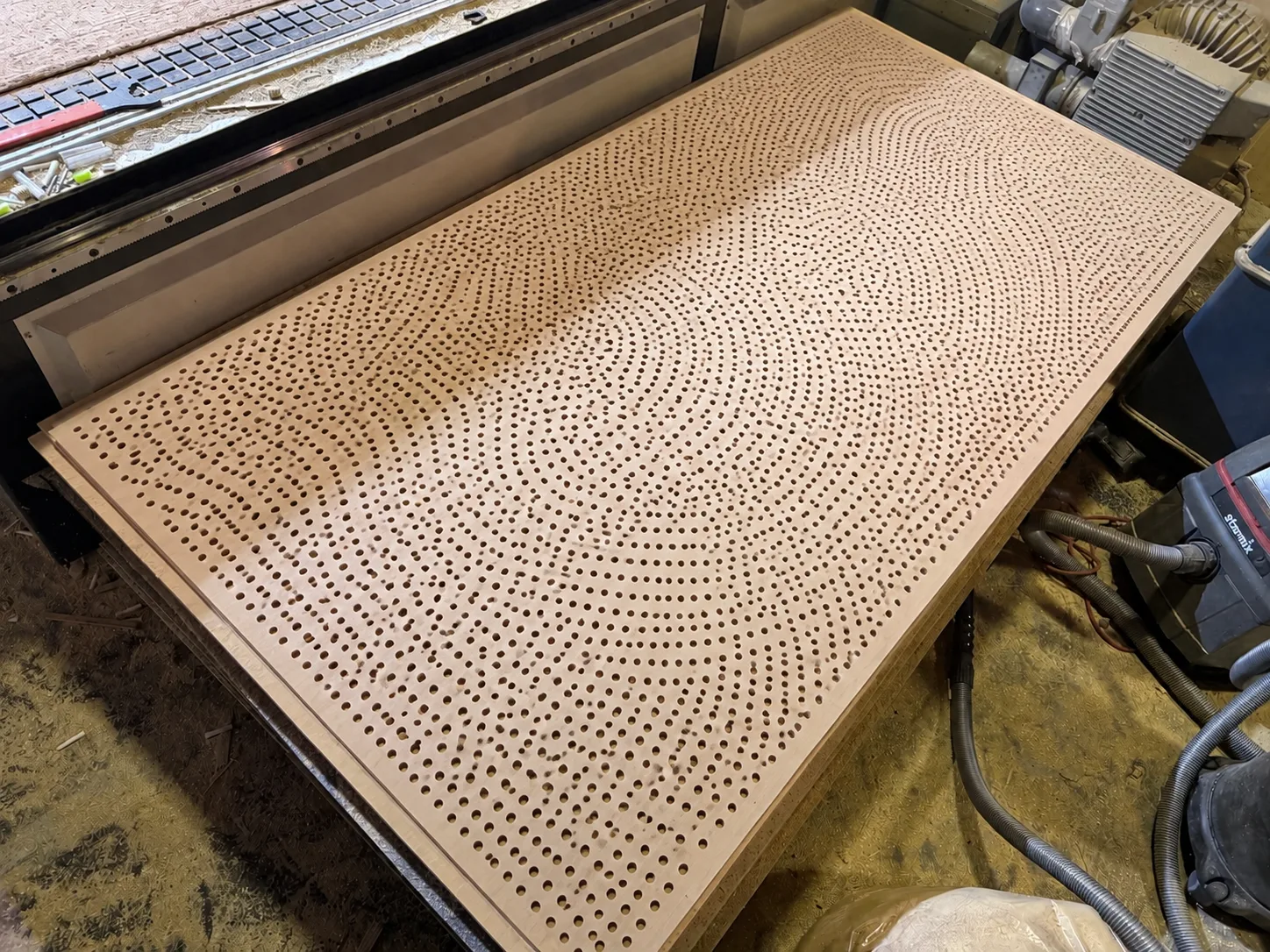 Akoestische Houten Speaker Wand Op Maat Geperforeerd Paneel Van Hout Gatenpatroon Gefreesd Door De Firma Cnc In Utrecht