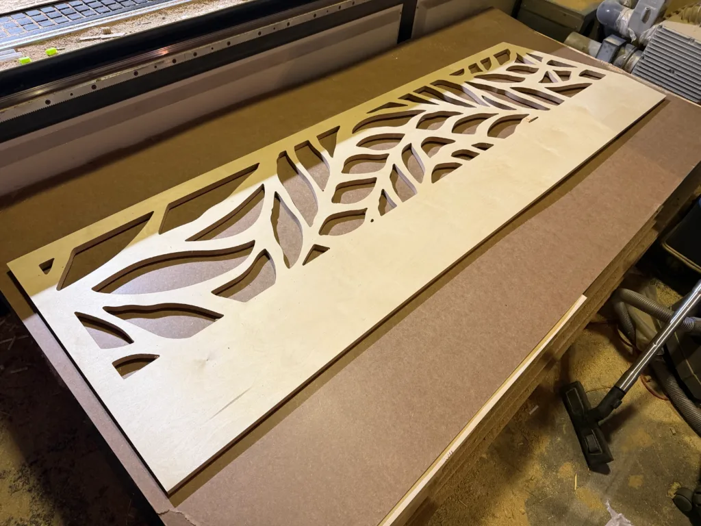 Decoratief Panel Op Maat Voor Trap Leuning Ballustrade Van Berken Multiplex Met Plant Motief Gemaakt Door De Firma Cnc In Utrecht