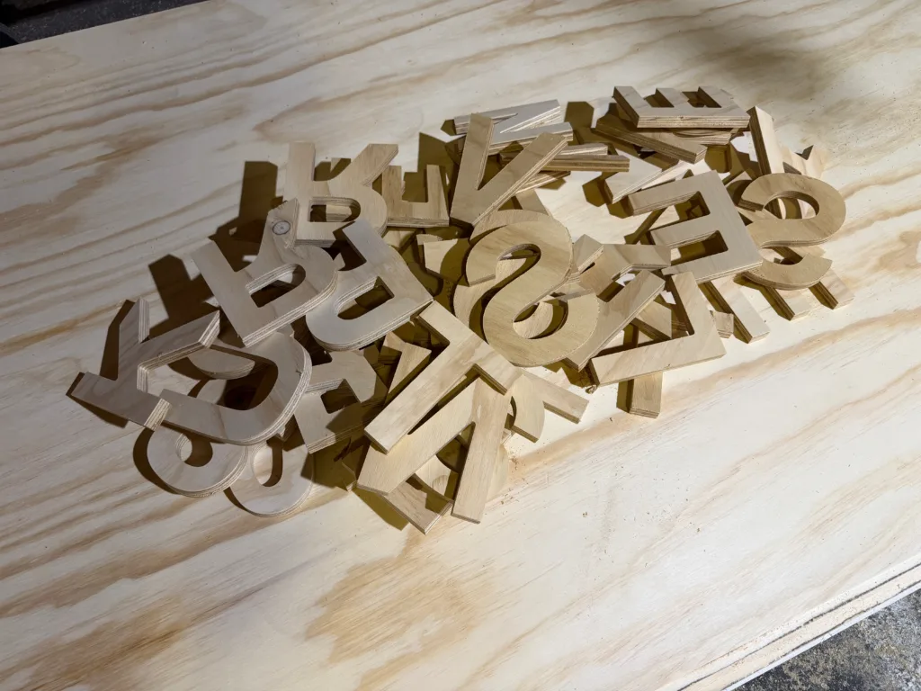 Vurenhouten Letters Op Maat In Eigen Font Klaar Voor Montage Gemaakt Door De Firma Cnc In Utrecht